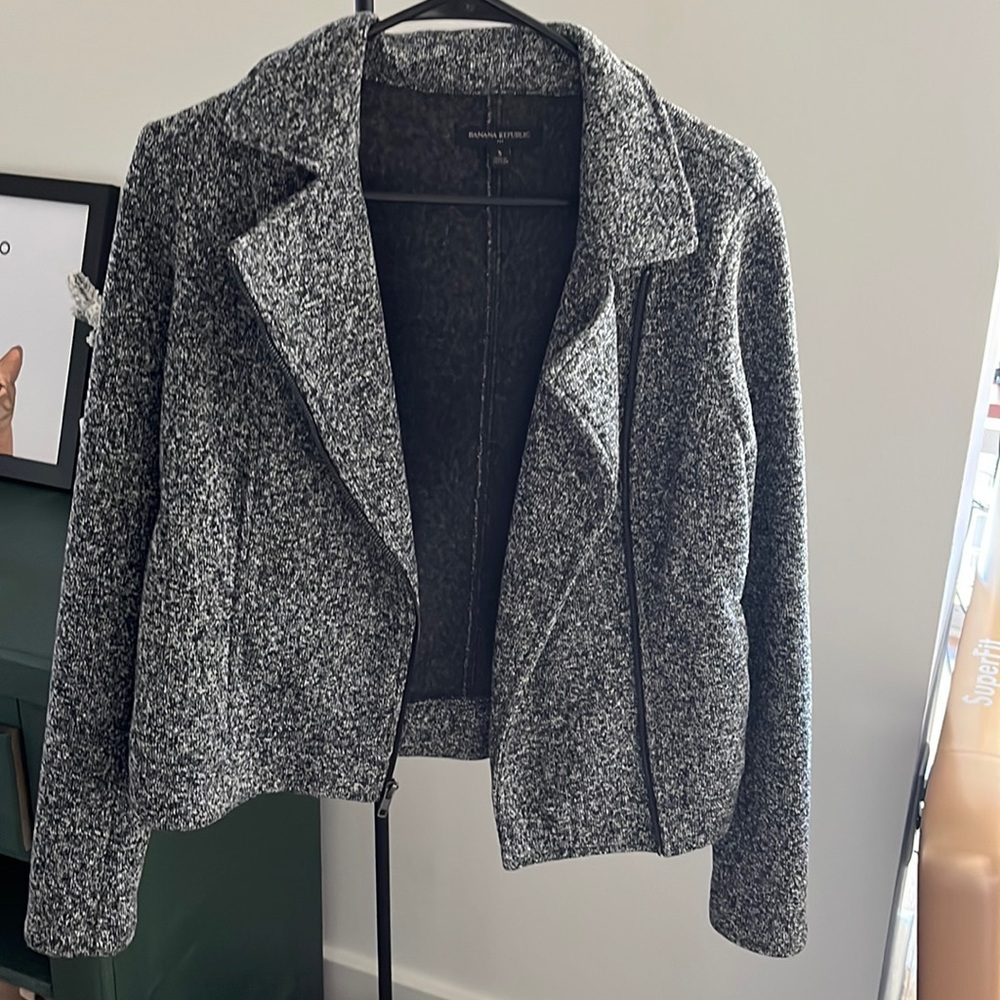 Selling this jacket since I no longer go into the office! ♥️ perfect for winter!